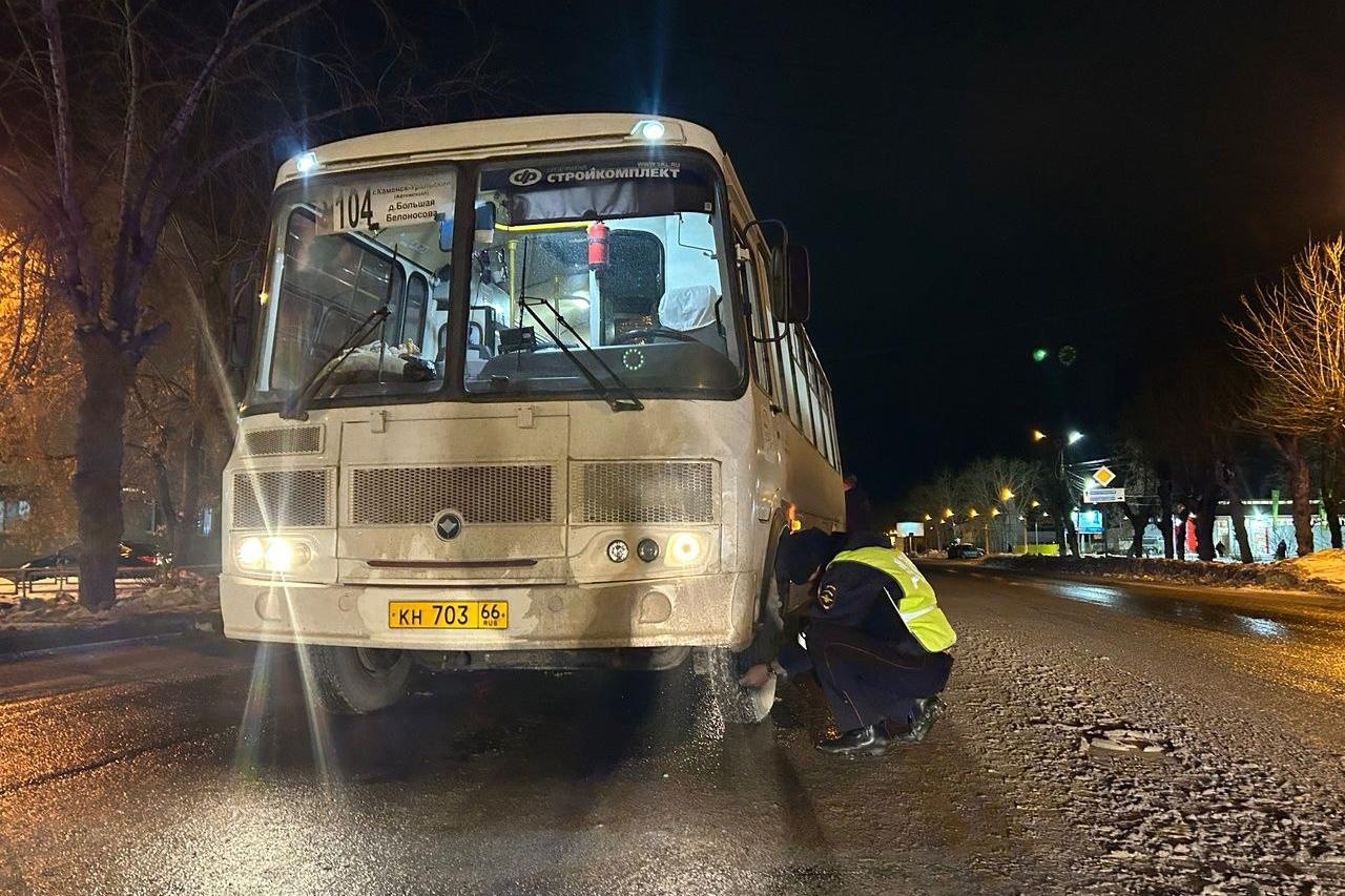 В Каменске-Уральском автобус сбил бабушку на глазах у внучки - Фото 1