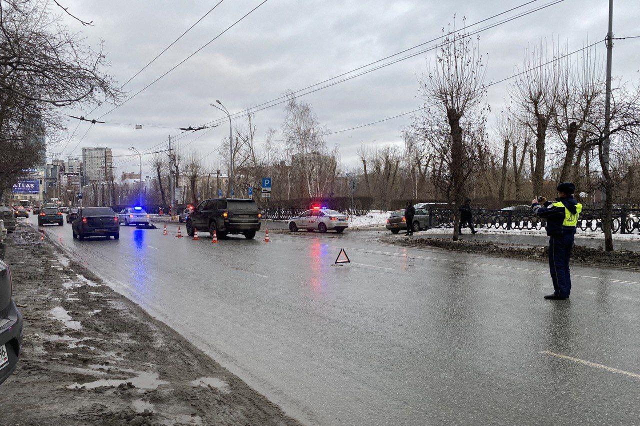 На улице Белинского в Екатеринбурге внедорожник сбил пенсионерку - Фото 1