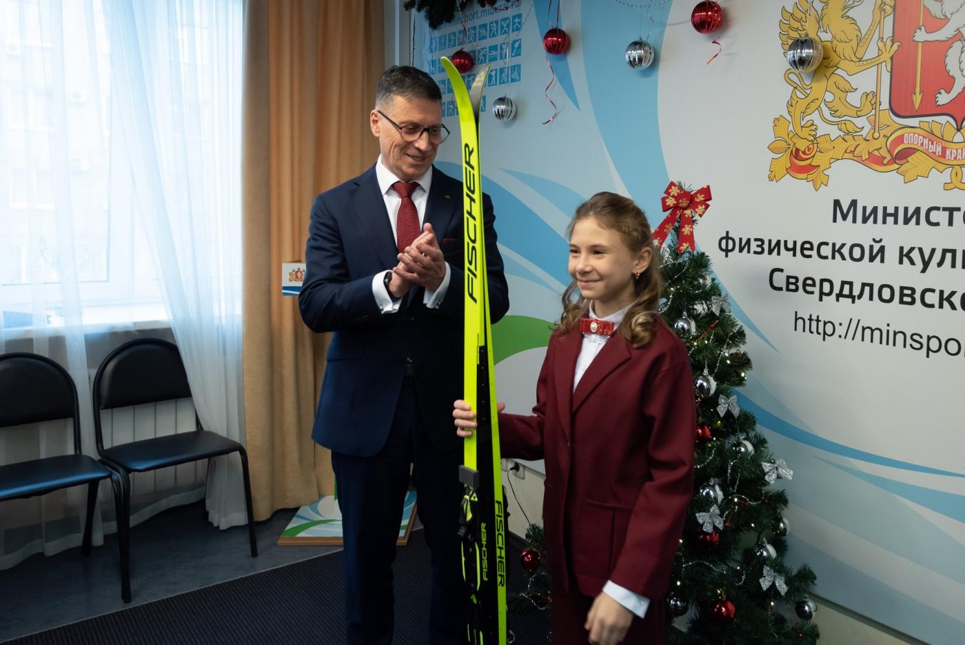 Свердловская школьница, написавшая письмо Путину, получила в подарок лыжи - Фото 1