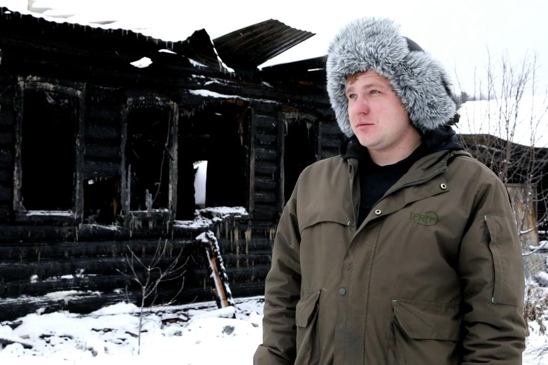  Свердловчанин спас из горящего дома 93-летнюю женщину - Фото 1