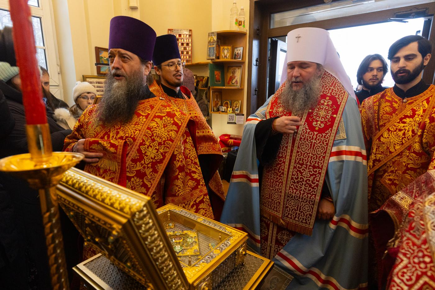 Митрополит Евгений совершил молебен перед мощами святой Екатерины - Фото 1