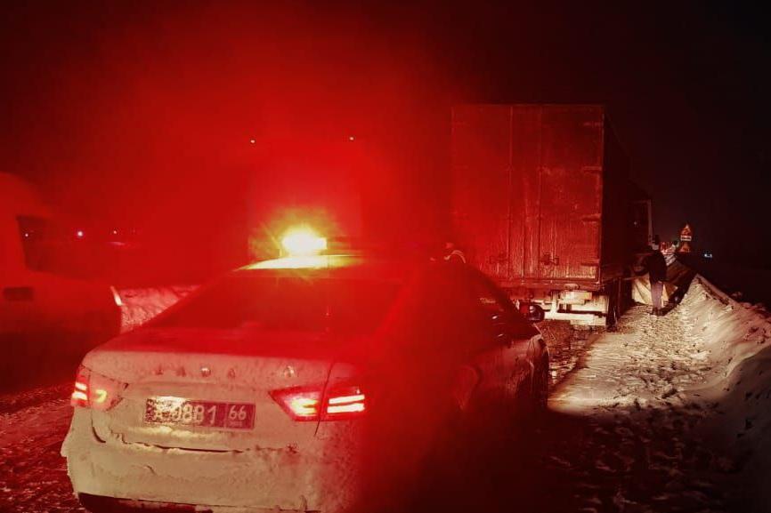 На Пермском тракте в районе Ревды ограничили движение из-за ДТП - Фото 1