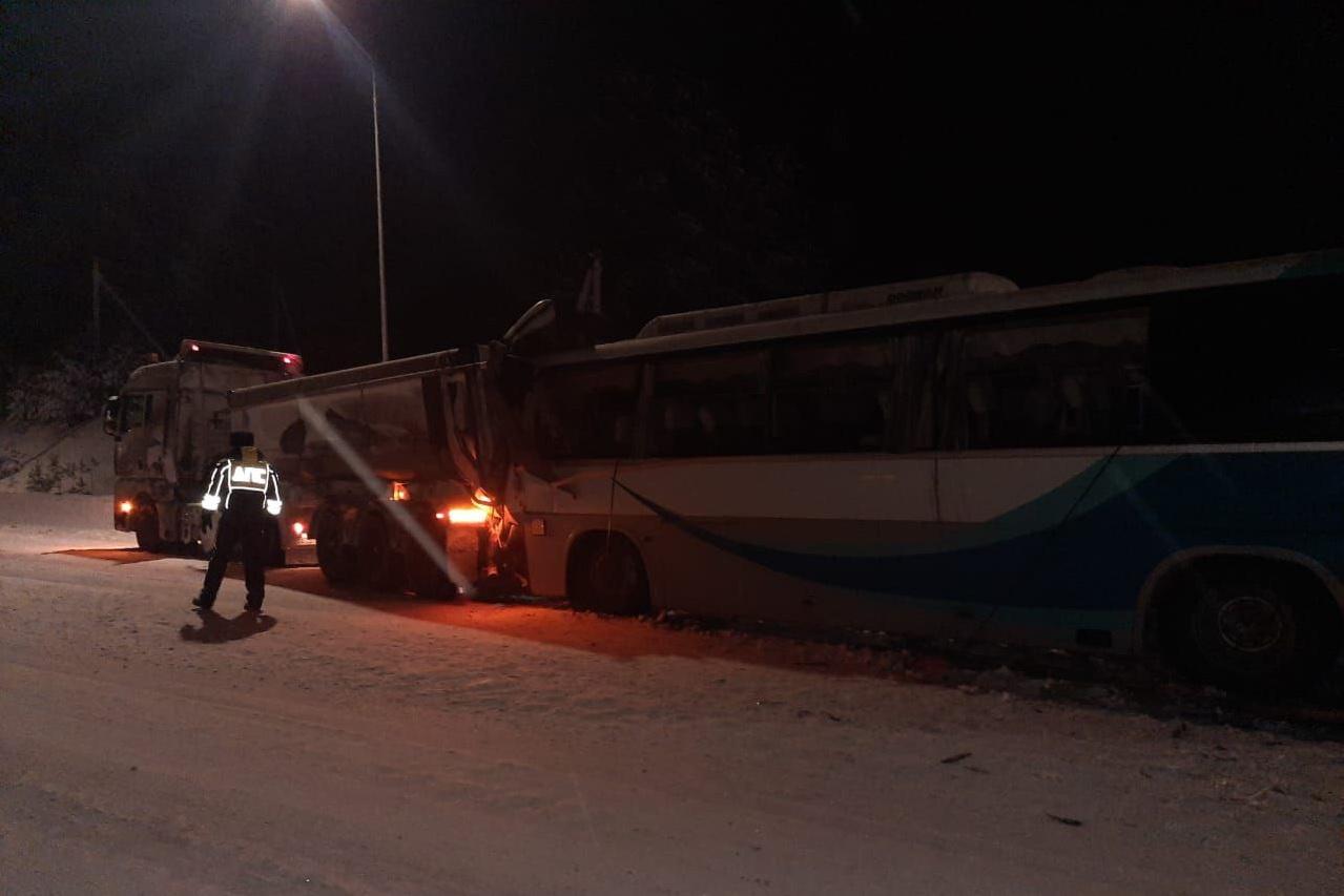 На Серовском тракте водитель автобуса погиб после столкновения с грузовиком - Фото 1