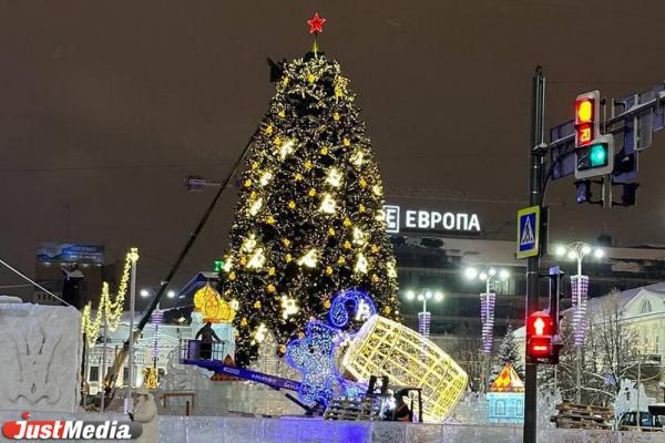 На площади 1905 года убрали забор, который стоял вокруг ледового городка - Фото 1