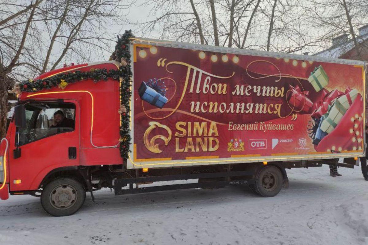 Новогодний грузовик развезет по детским домам Среднего Урала две тонны подарков - Фото 1