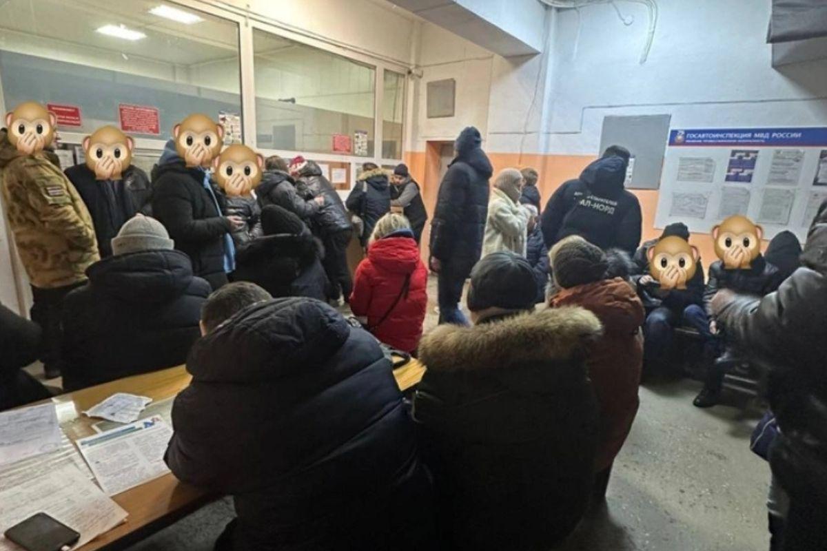 Водители Екатеринбурга ночуют в очереди в пункте оформления ДТП - Фото 1