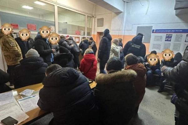 Водители Екатеринбурга ночуют в очереди в пункте оформления ДТП - Фото 1