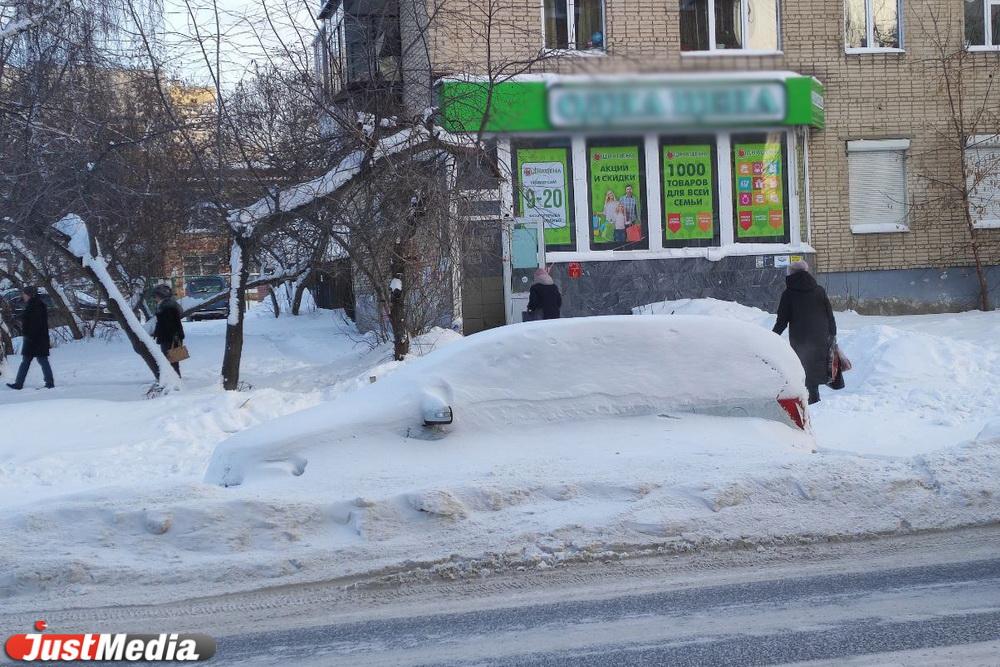 В Екатеринбурге некоторые машины легко принять за сугробы - Фото 1