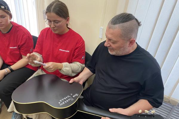 Вадим Самойлов отправил в зону СВО гитары со своими автографами - Фото 1