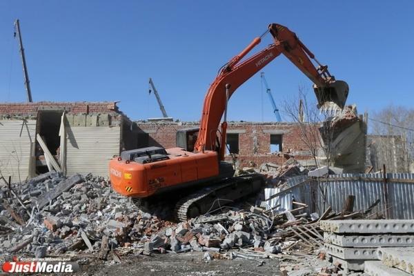 В Екатеринбурге в кабине экскаватора на Рощинской нашли труп  - Фото 1