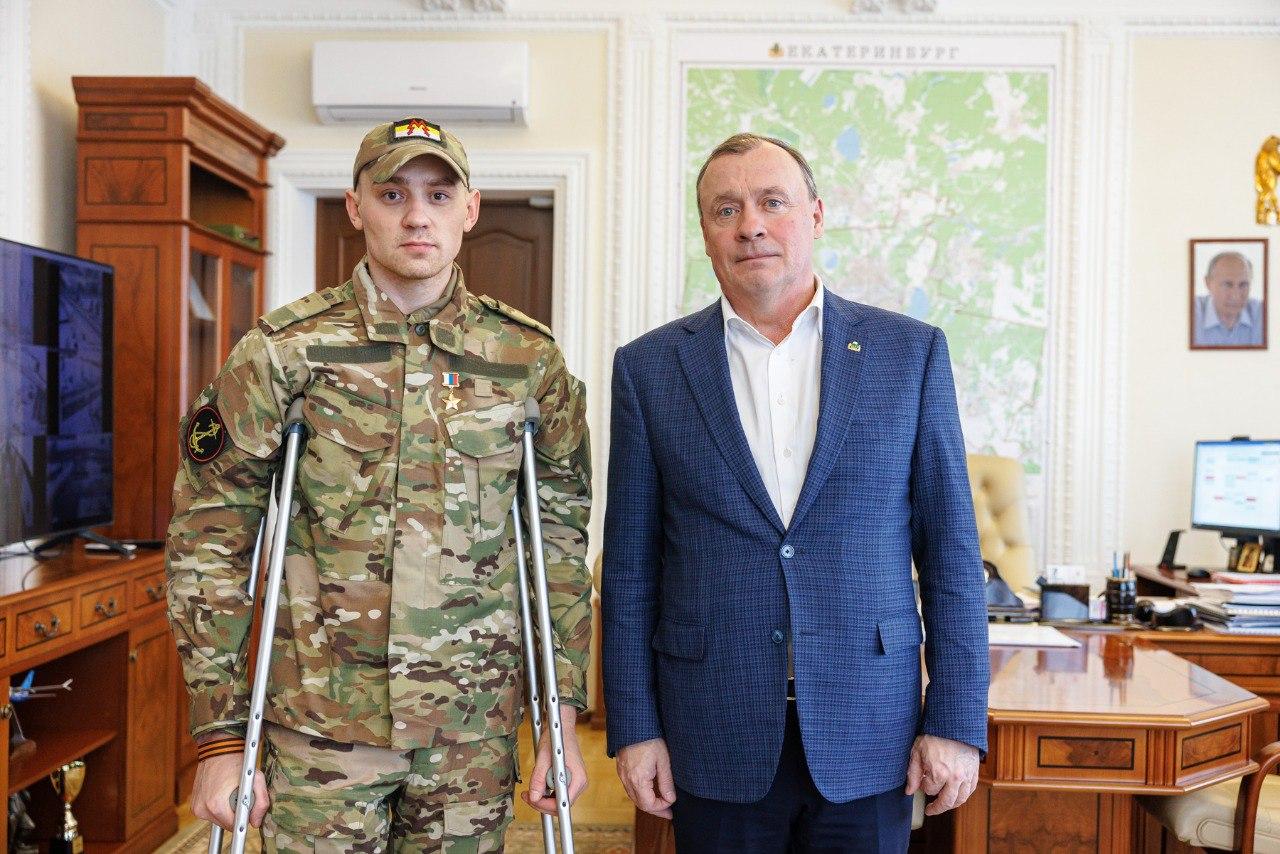 Мэр Екатеринбурга Алексей Орлов наградил 26-летнего Героя России - Фото 1