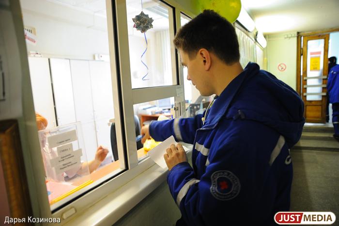 Работников скорой в Екатеринбурге лишили 13-й зарплаты из-за опозданий на вызовы - Фото 1