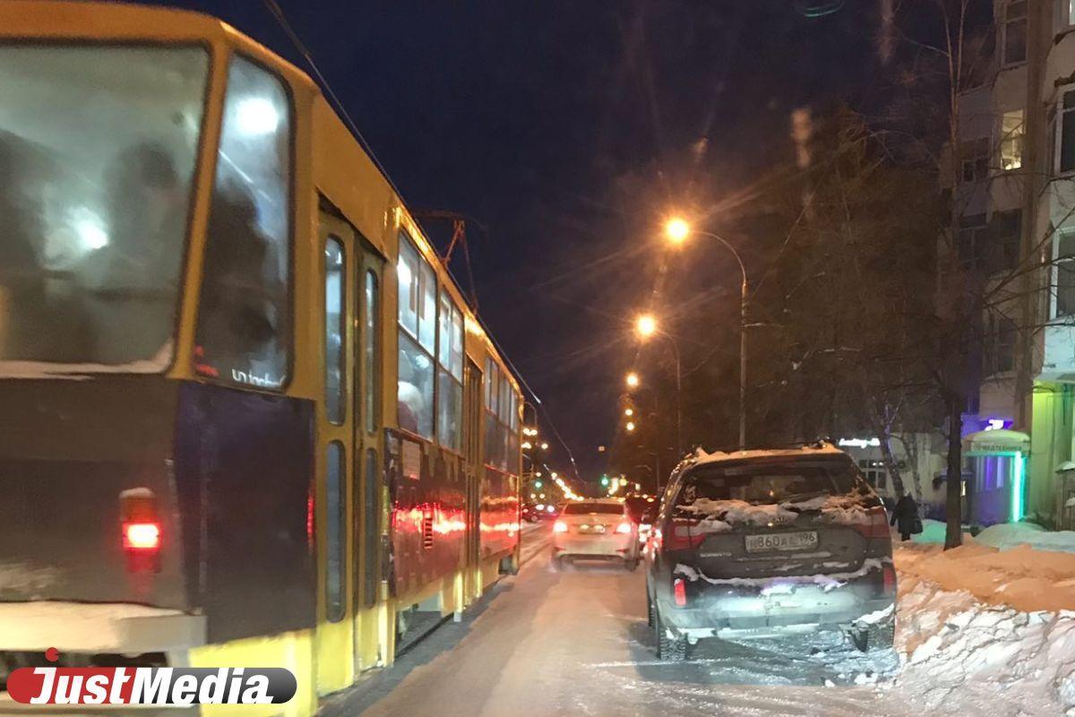 Екатеринбуржцы жалуются на автохамов, блокирующих город в 10-бальные пробки - Фото 1