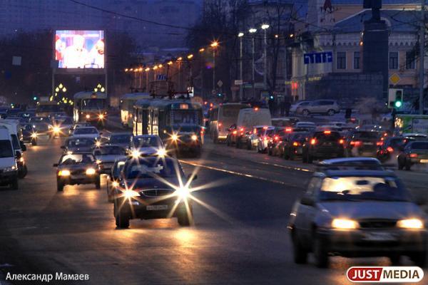 Вторчермет встал в многокилометровую пробку из-за ДТП с грузовиком - Фото 1