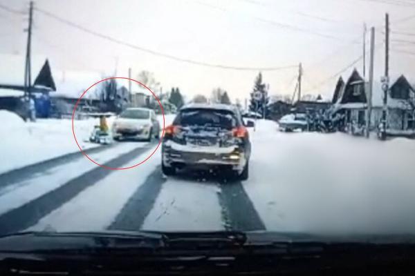 Уральский водитель, катавший ребенка по проезжей части, сам явился в полицию - Фото 1