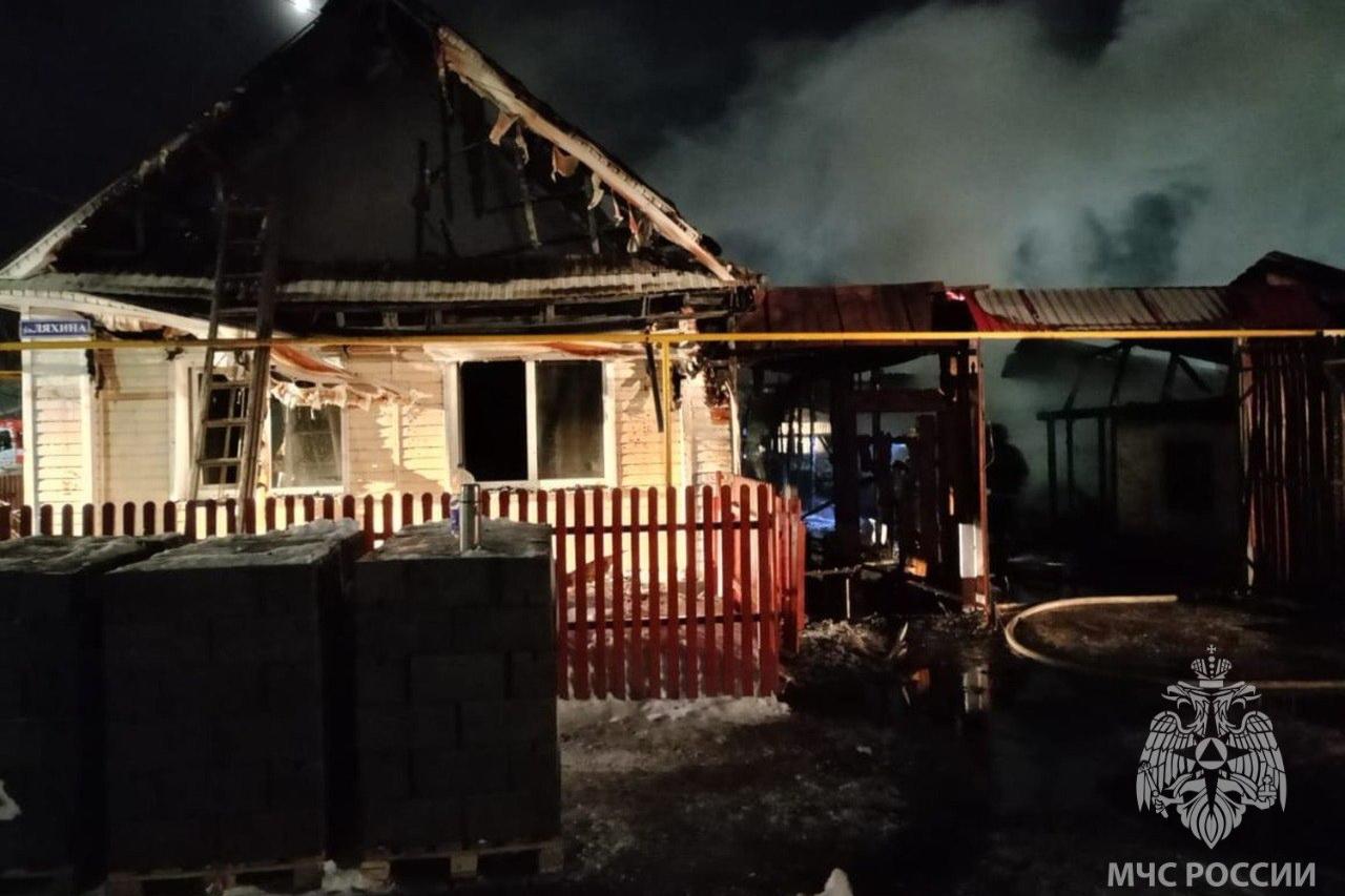 Отец и ребенок погибли в пожаре в частном доме в Невьянске - Фото 1