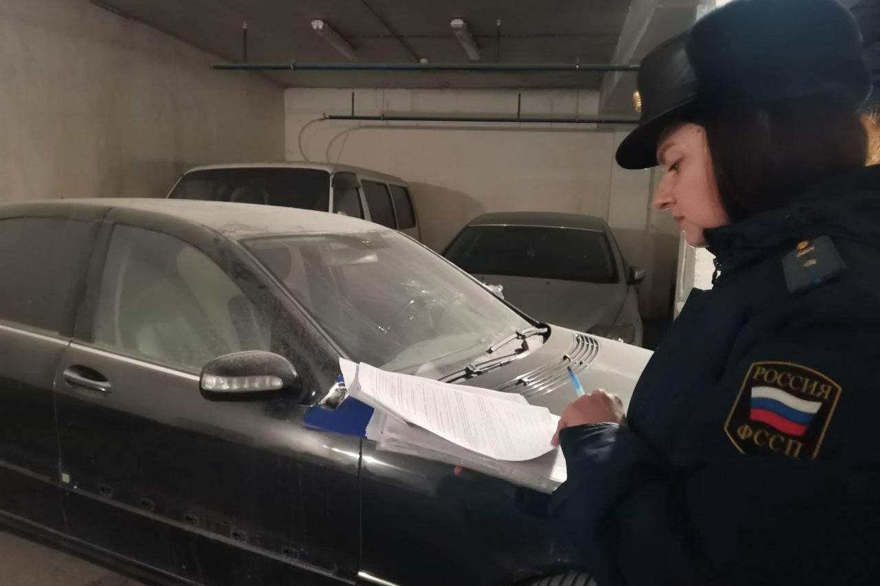 Должник из Екатеринбурга прятал от приставов Mercedes под слоем пыли - Фото 1