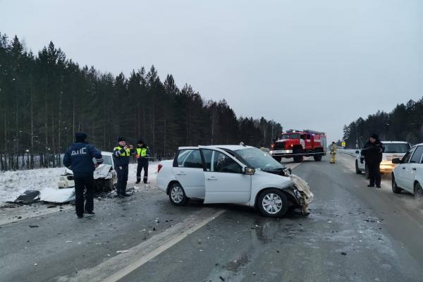На Режевском тракте столкнулись лоб в лоб «Лада» и BMW - Фото 1