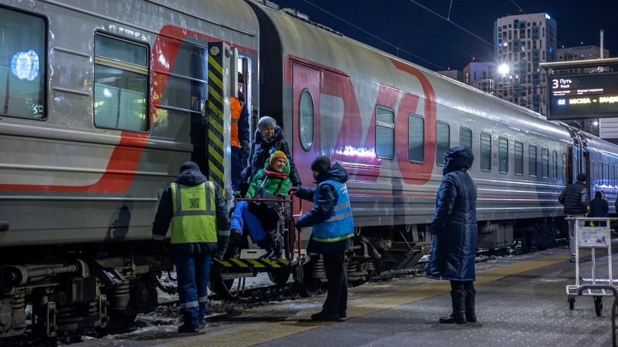 Свыше 17 тысяч маломобильных пассажиров получили специализированную помощь на вокзалах СвЖД в 2023 году  - Фото 1