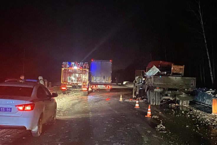 Под Сысертью, влетев в МАН, погиб водитель КАМАЗа - Фото 1