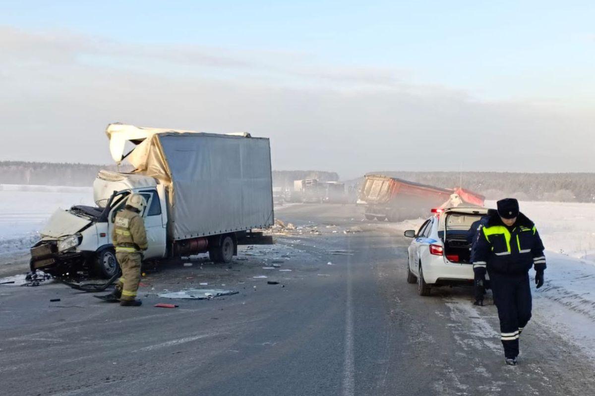 Под Екатеринбургом произошло массовое ДТП с участием 9 автомобилей - Фото 1