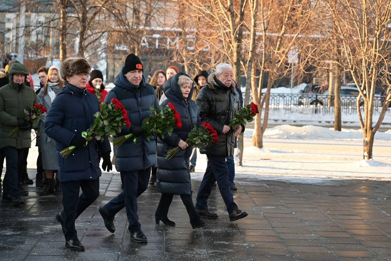 Первые лица Свердловской области возложили цветы к памятнику Ельцина - Фото 1