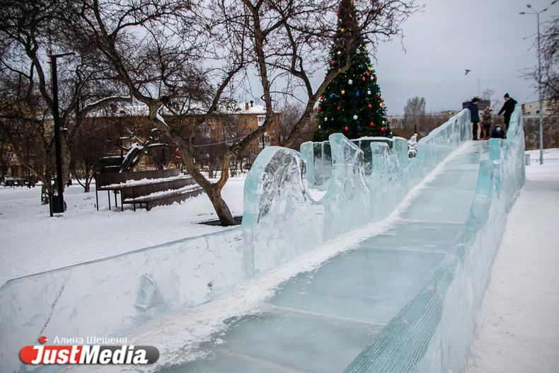В Саратове девочка сломала позвоночник, катаясь на школьной горке - Фото 1