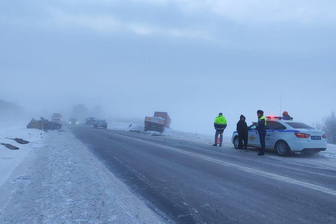 На свердловской трассе из-за тумана столкнулись грузовик и легковушка - Фото 1