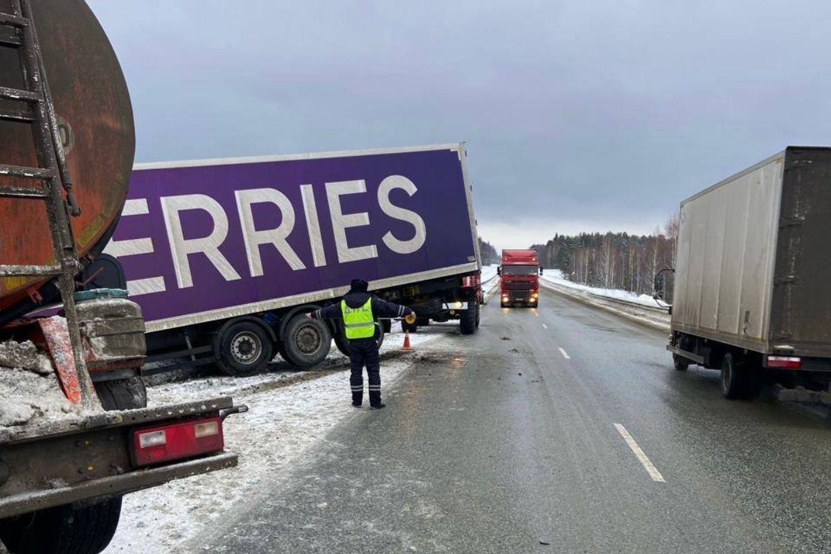На трассе Пермь-Екатеринбург столкнулись бензовоз и грузовик Wildberries - Фото 1