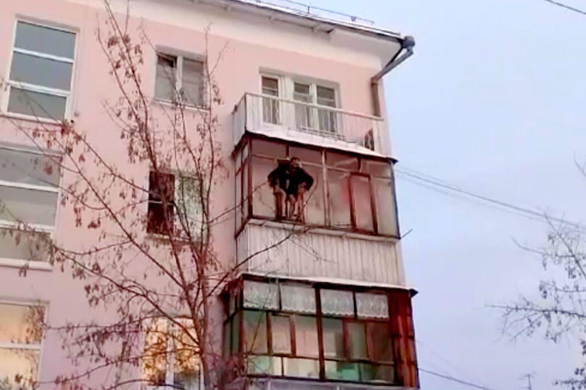 Cвердловчанин в неадекватном состоянии упал с 3-го этажа в Полевском - Фото 1