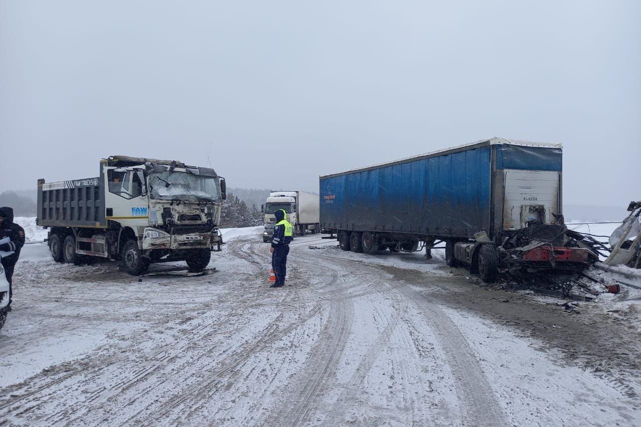На ЕКАДе столкнувшиеся грузовики перегородили дорогу - Фото 1