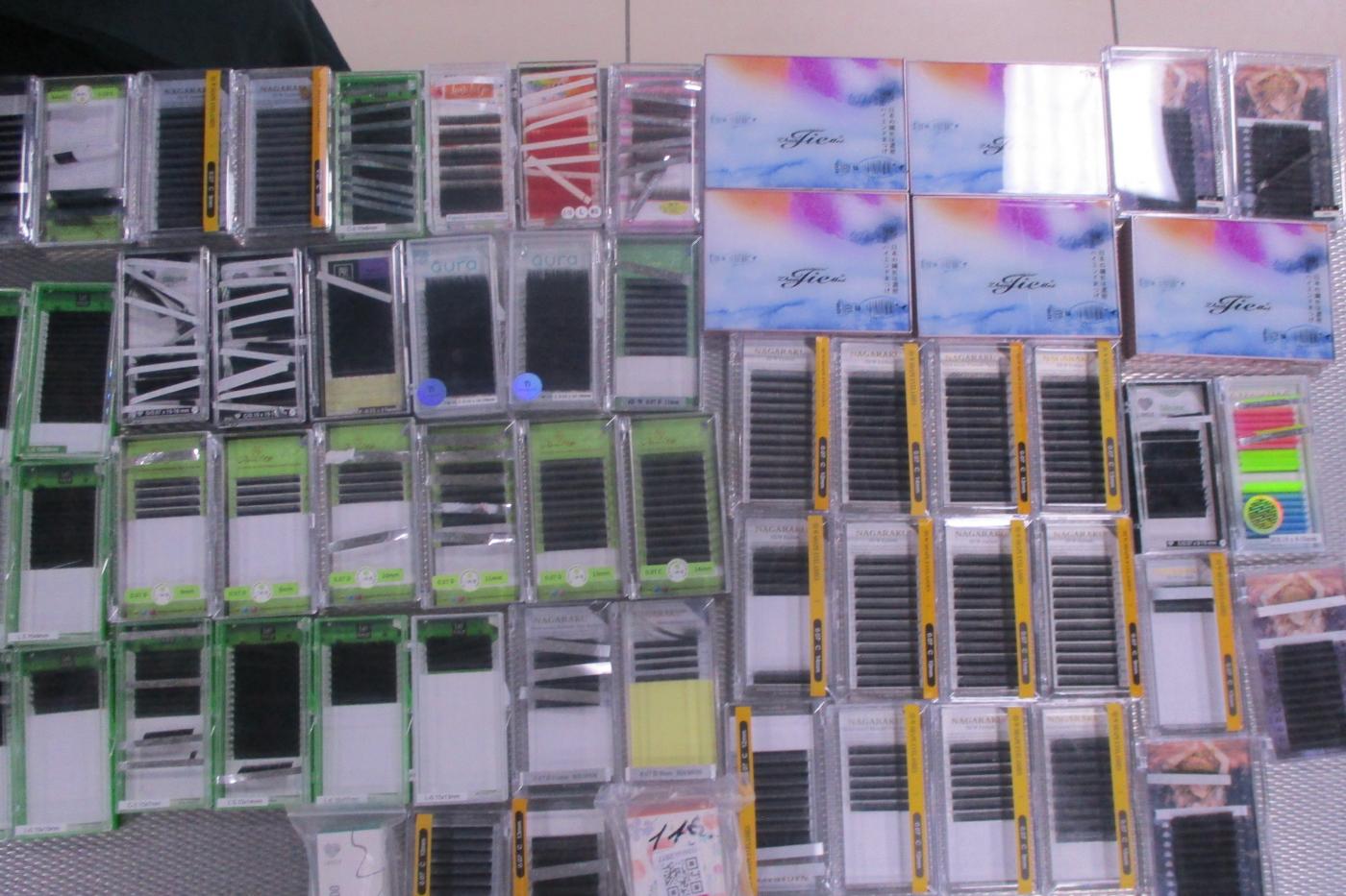 В Кольцово задержали туристку с 4 кг накладных ресниц - Фото 1