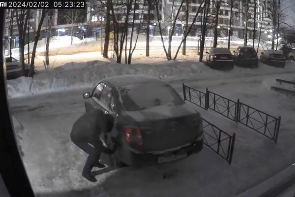 Водитель правительственного авто, который резал колеса соседям, попал в больницу - Фото 1
