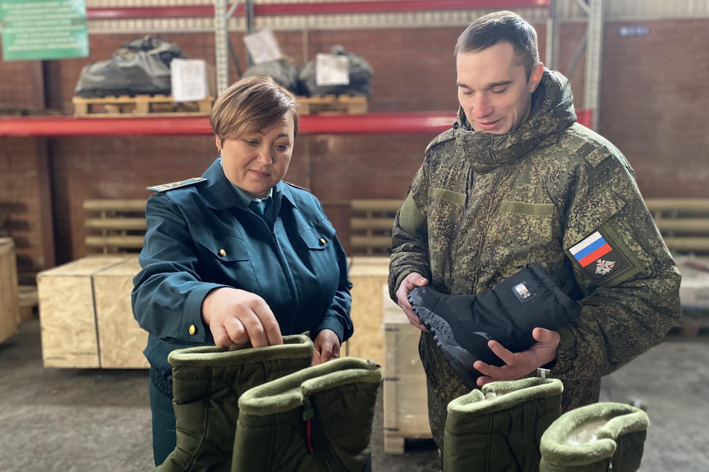 Свердловские таможенники передали конфискованную обувь военным - Фото 1