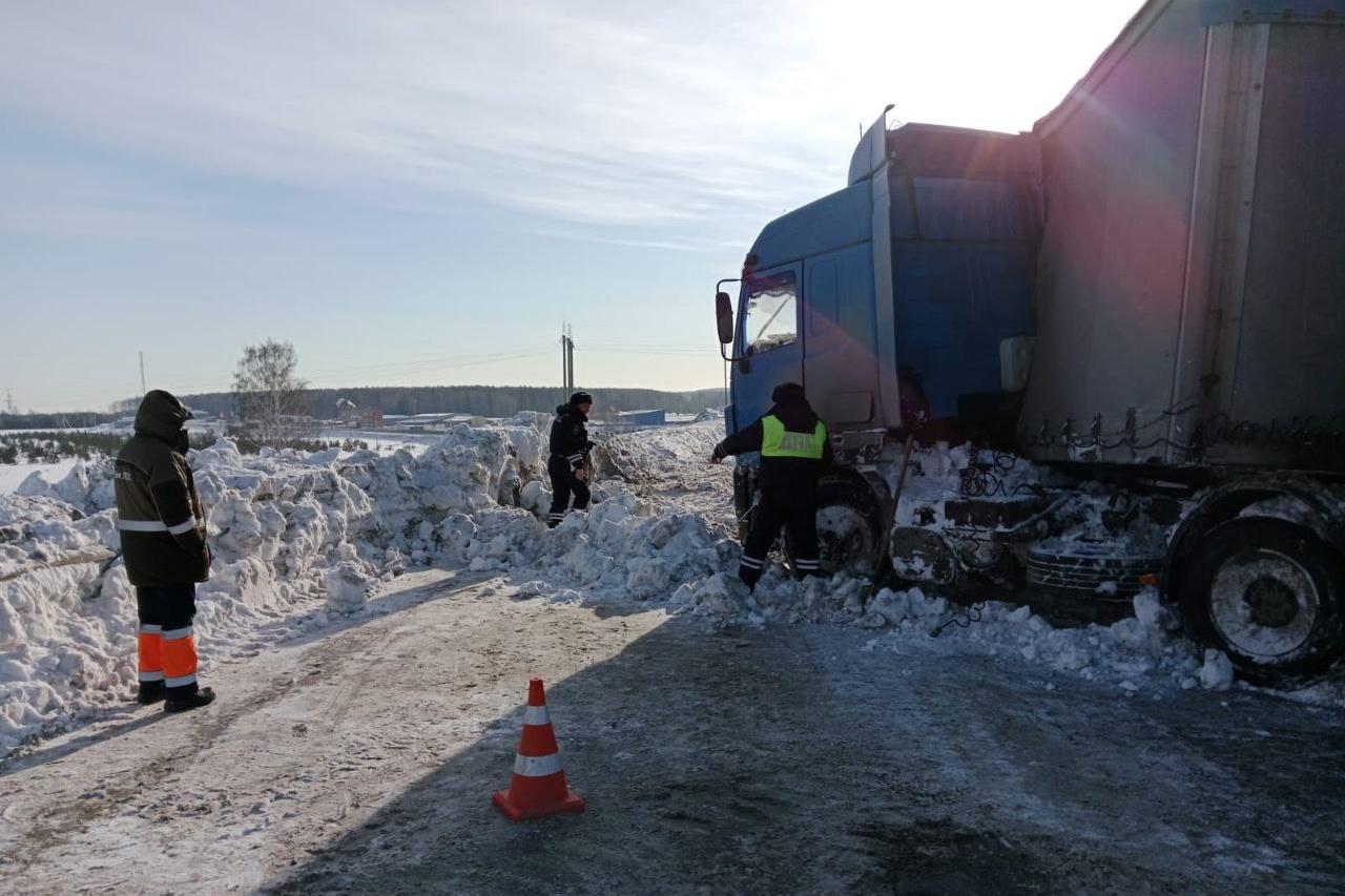 ГИБДД перекрыла движение по Тюменскому тракту из-за ДТП - Фото 1