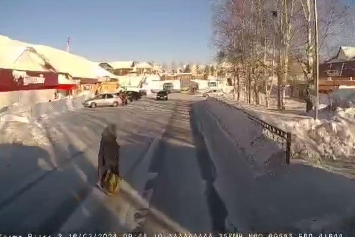 В Ивделе скончалась 77-летняя женщина, попавшая под колеса грузовика - Фото 1