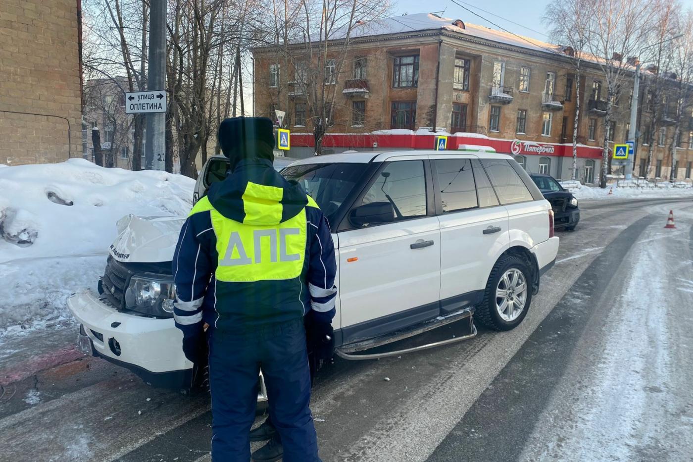 Пьяный водитель Land Rover без прав устроил ДТП с тремя пострадавшими в Нижнем Тагиле - Фото 1