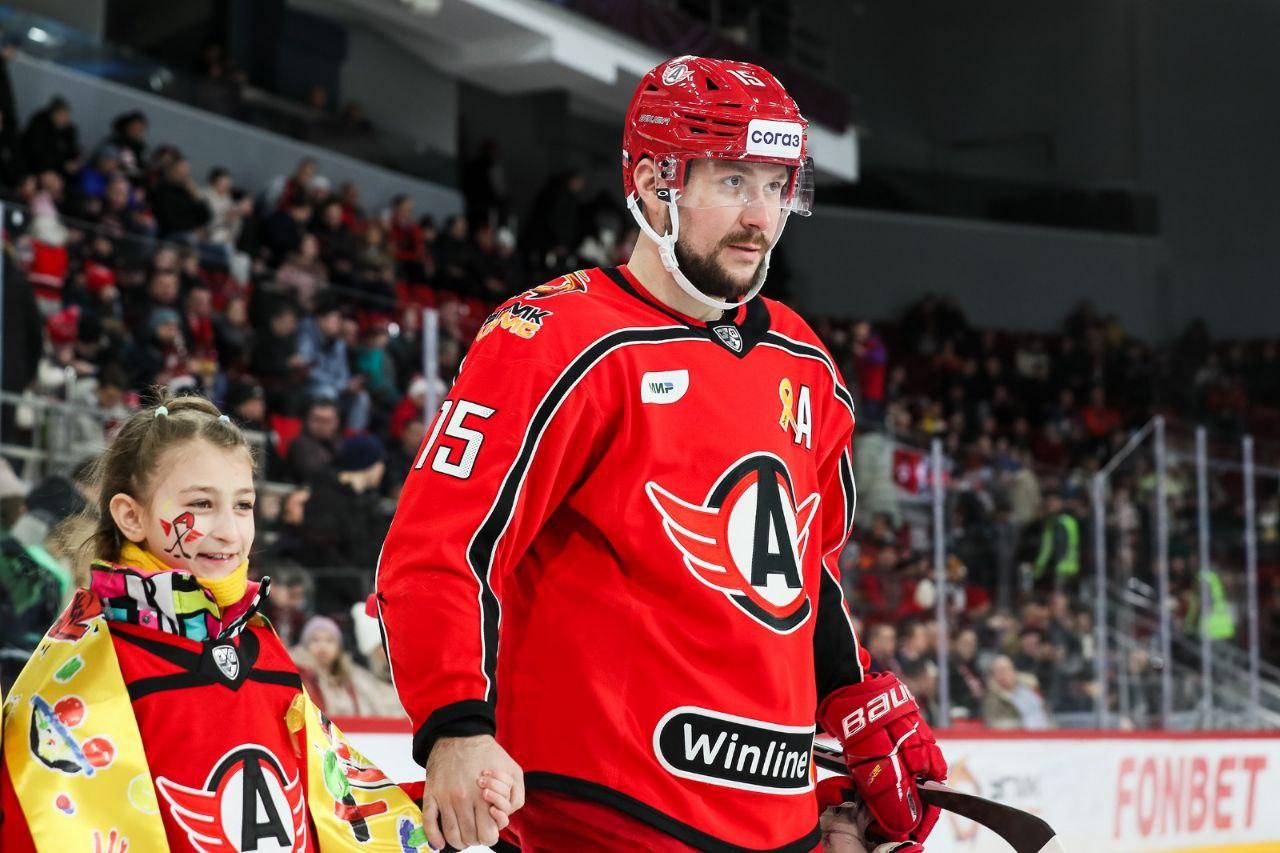 Пациенты детского онкоцентра вместе с ветеранами ХК «Автомобилист» создали принт для сувенирного мерча - Фото 1