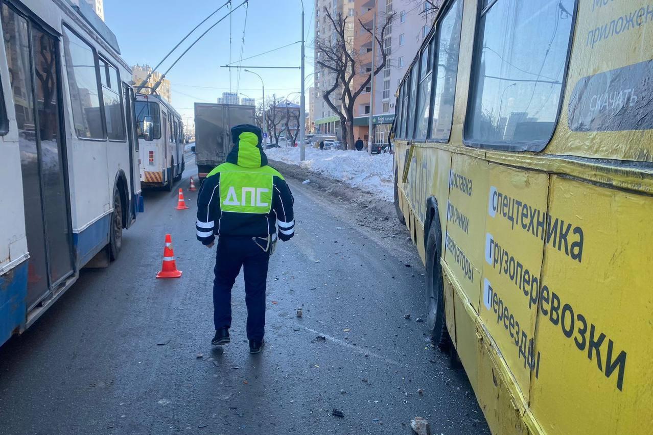 На Уктусе грузовая Газель столкнулась с троллейбусом - Фото 1