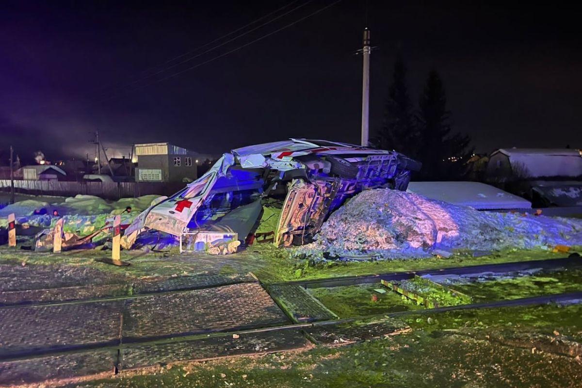 В Стерлитамаке на переезде поезд снес машину скорой помощи  - Фото 1