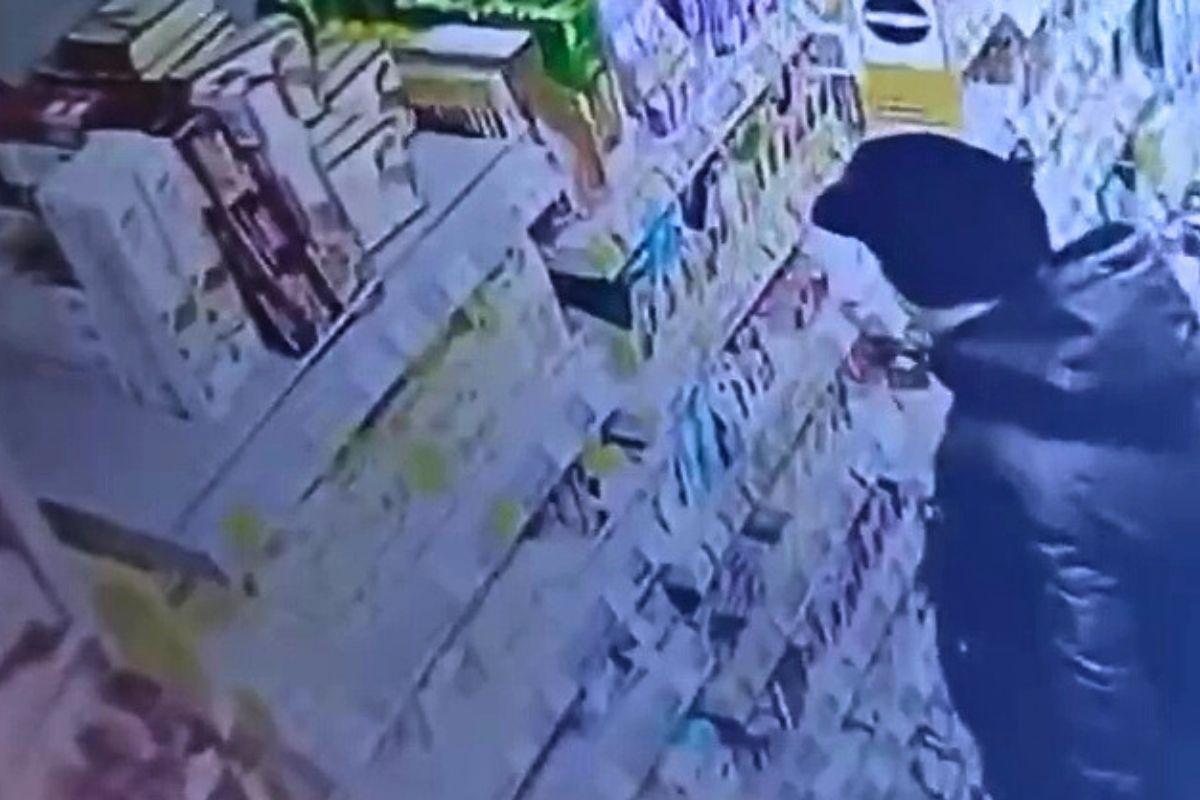 В Екатеринбурге любитель сладкого украл из магазина стопку шоколадок - Фото 1