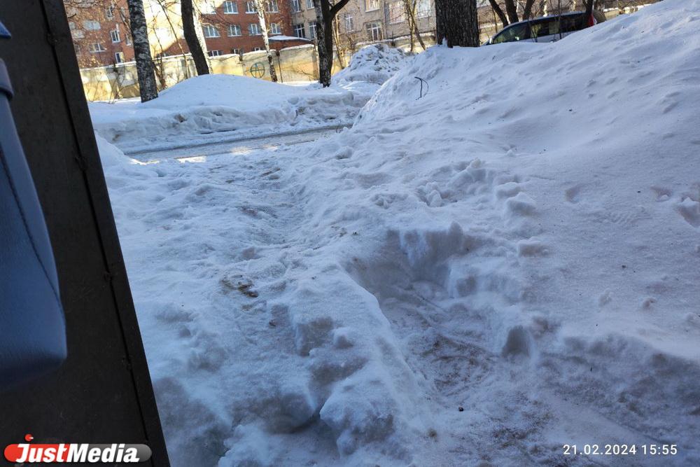 Жители дома на ВИЗе пожаловались на огромные сугробы у подъезда после сбрасывания снега с крыши - Фото 1