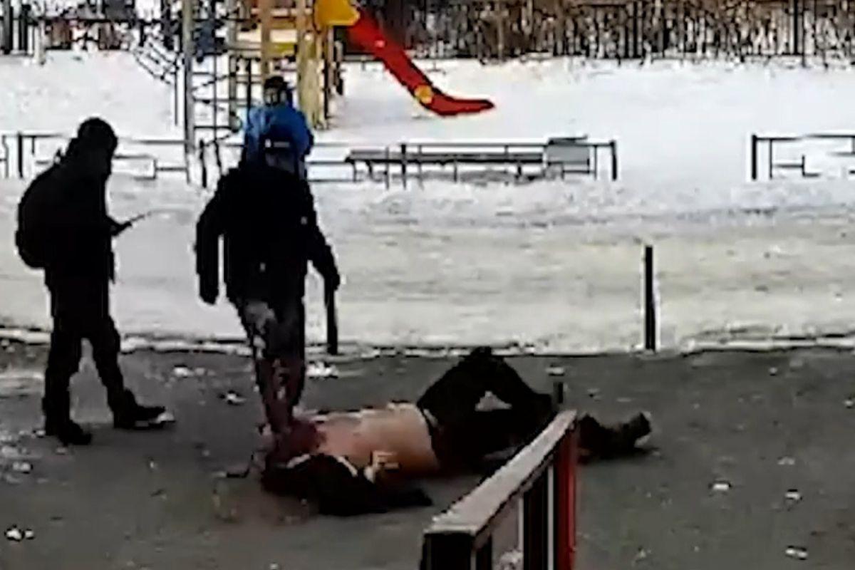 В Екатеринбурге подростки жесткого избили пьяного мужчину - Фото 1