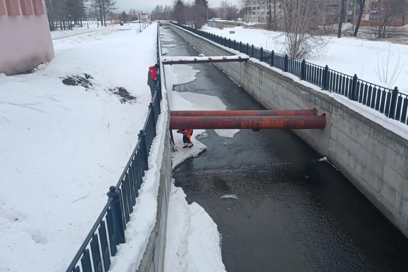 В Новоуральске коммунальщики спасли из реки российский флаг - Фото 1