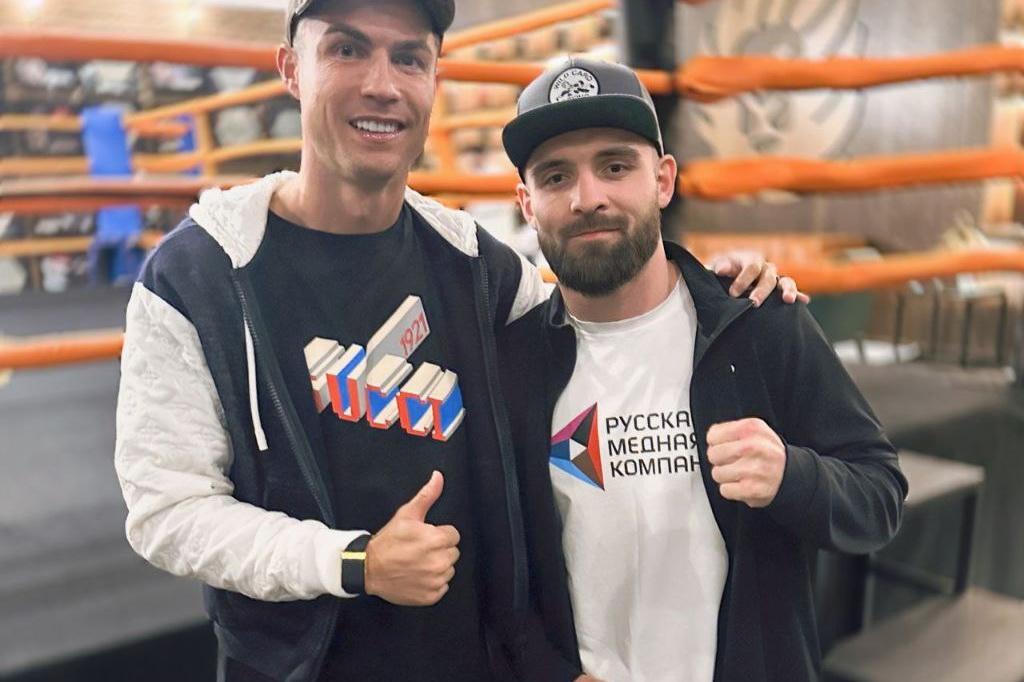 Криштиану Роналду пожелал удачи уральскому боксеру перед поединком за титул чемпиона мира - Фото 1