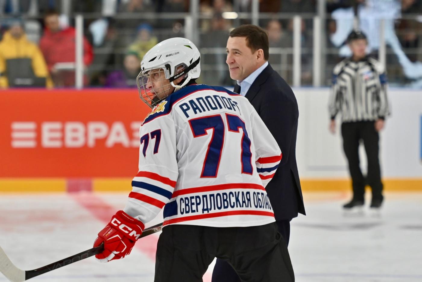 Евгений Куйвашев открыл ледовый дворец в Качканаре и расписался на клюшке - Фото 1