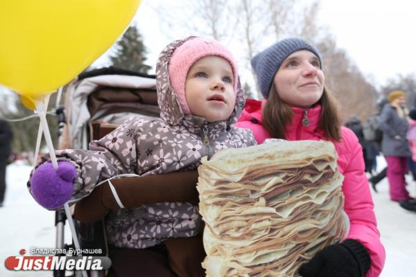 Блины, гулянья и сжигание чучела: в России начали отмечать Масленицу или Сырную седмицу - Фото 1