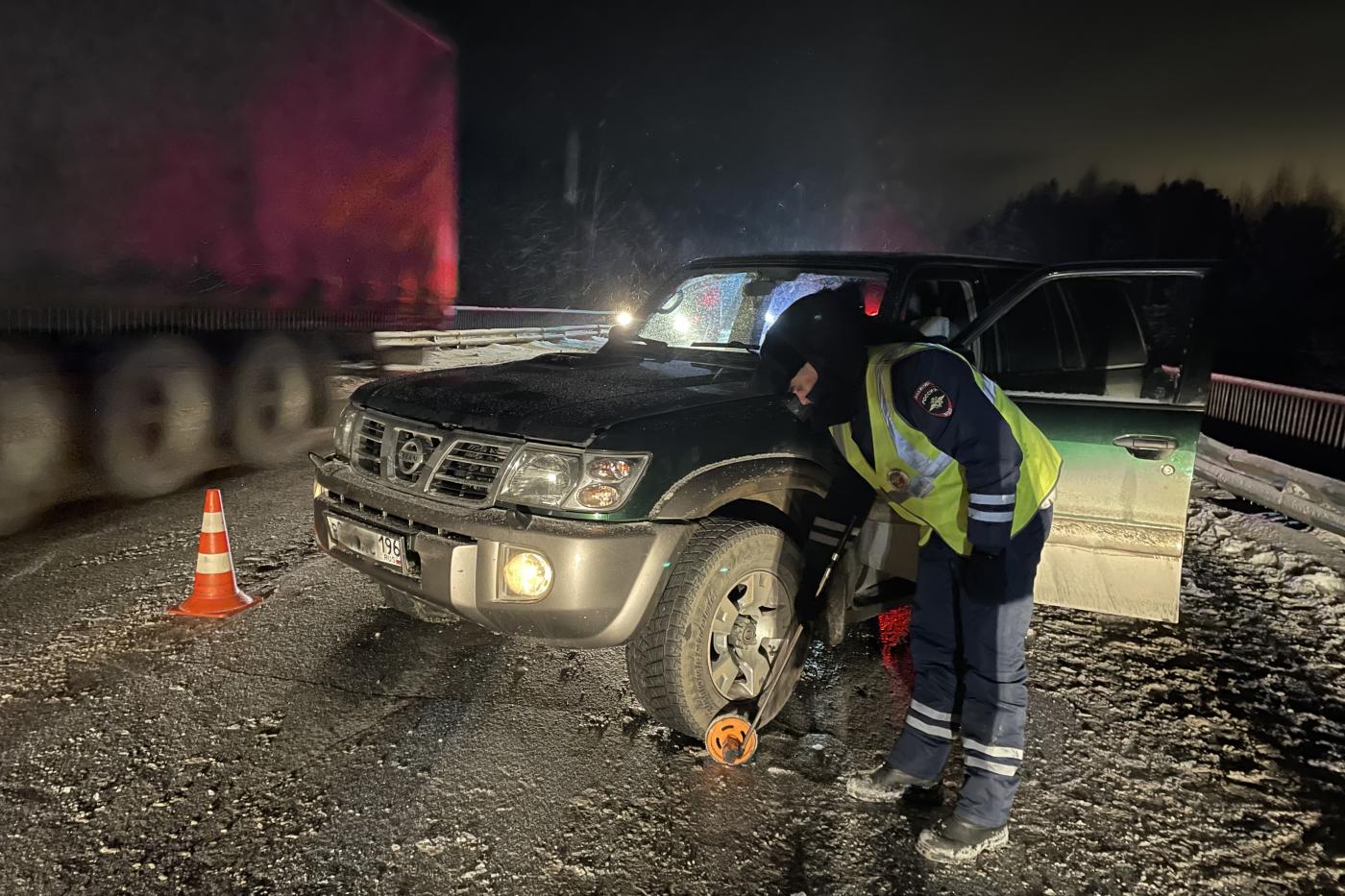 На Серовском тракте водитель иномарки влетел в барьерное ограждение и покалечил ребенка  - Фото 1