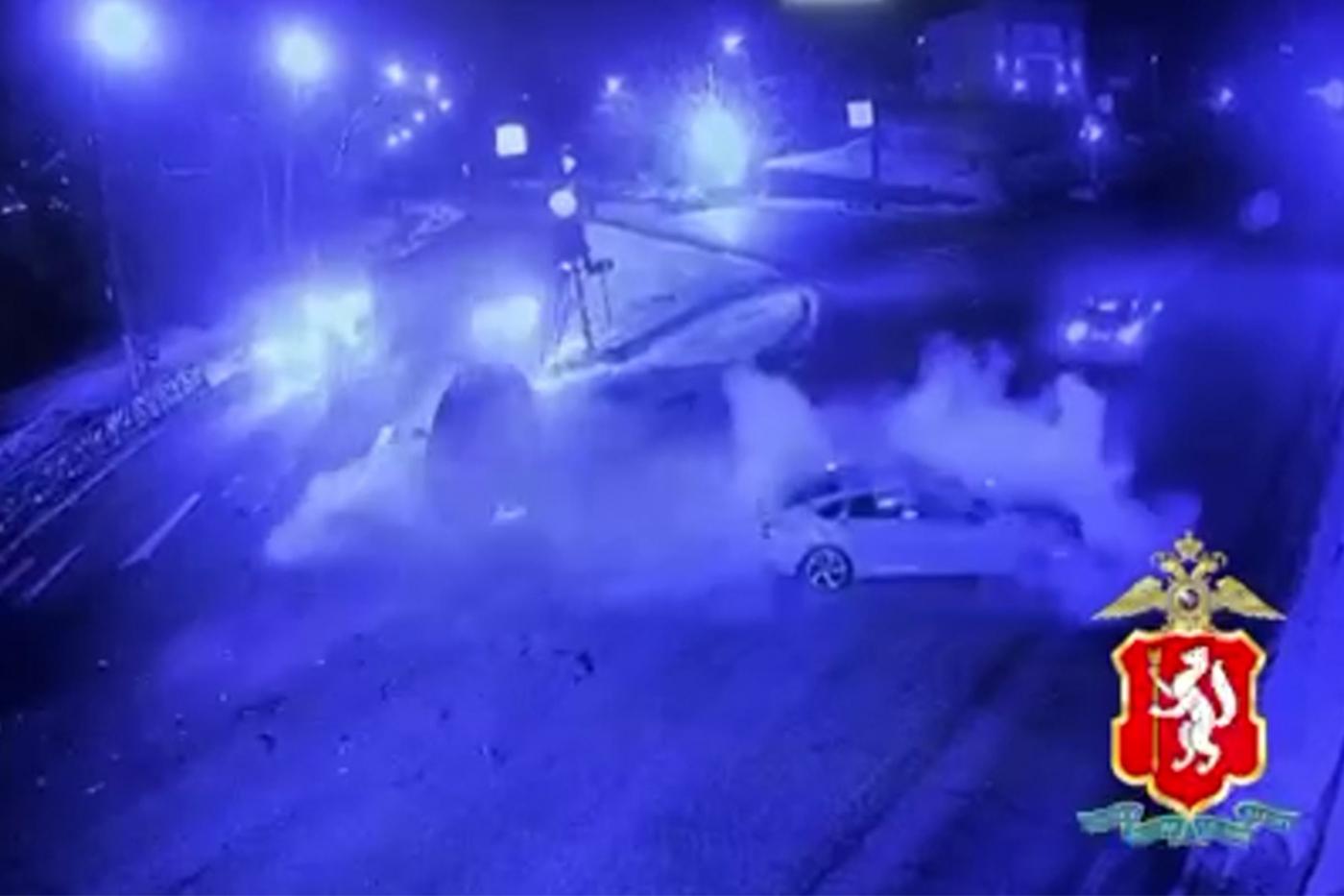 В Екатеринбурге Honda на скорости и в лобовую протаранила Land Cruiser - Фото 1