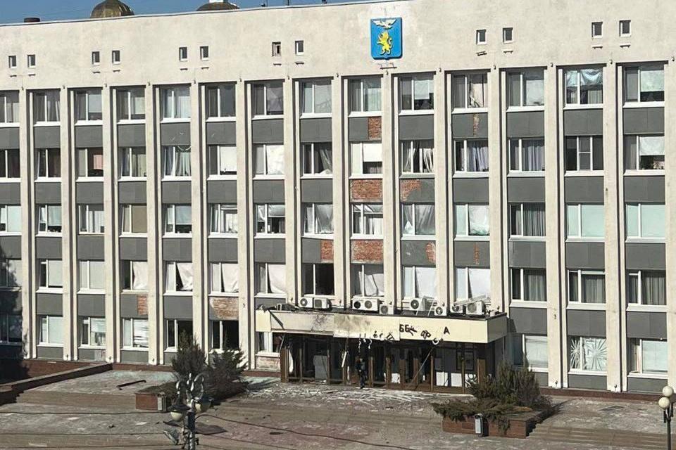 Украинский дрон прилетел в здание администрации Белгорода - Фото 1